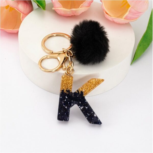 Sleutelhanger LETTER K met pompon zwart en goud BRL342K