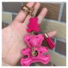 Sleutelhanger beertje en franjes fuchsia BRL357