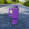 THERMISCHE BEKER MET GROTE INHOUD, HANDGREEP EN RIETJE THERMOS 1L PAARSE CUP11